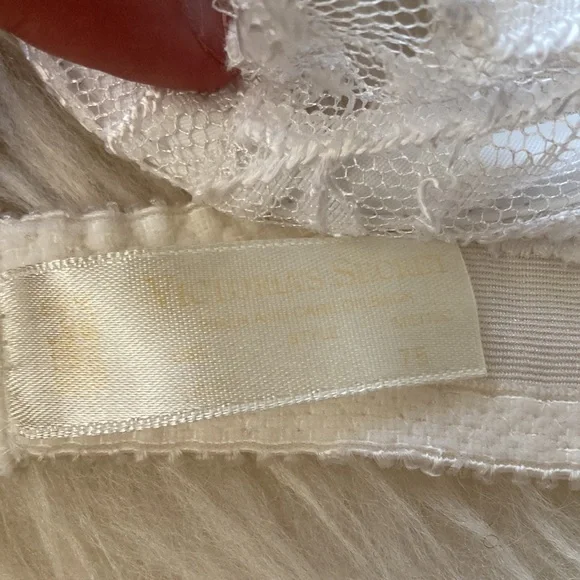 Vintage Gold tab Victoria’s Secret bra - Picture 2 of 3